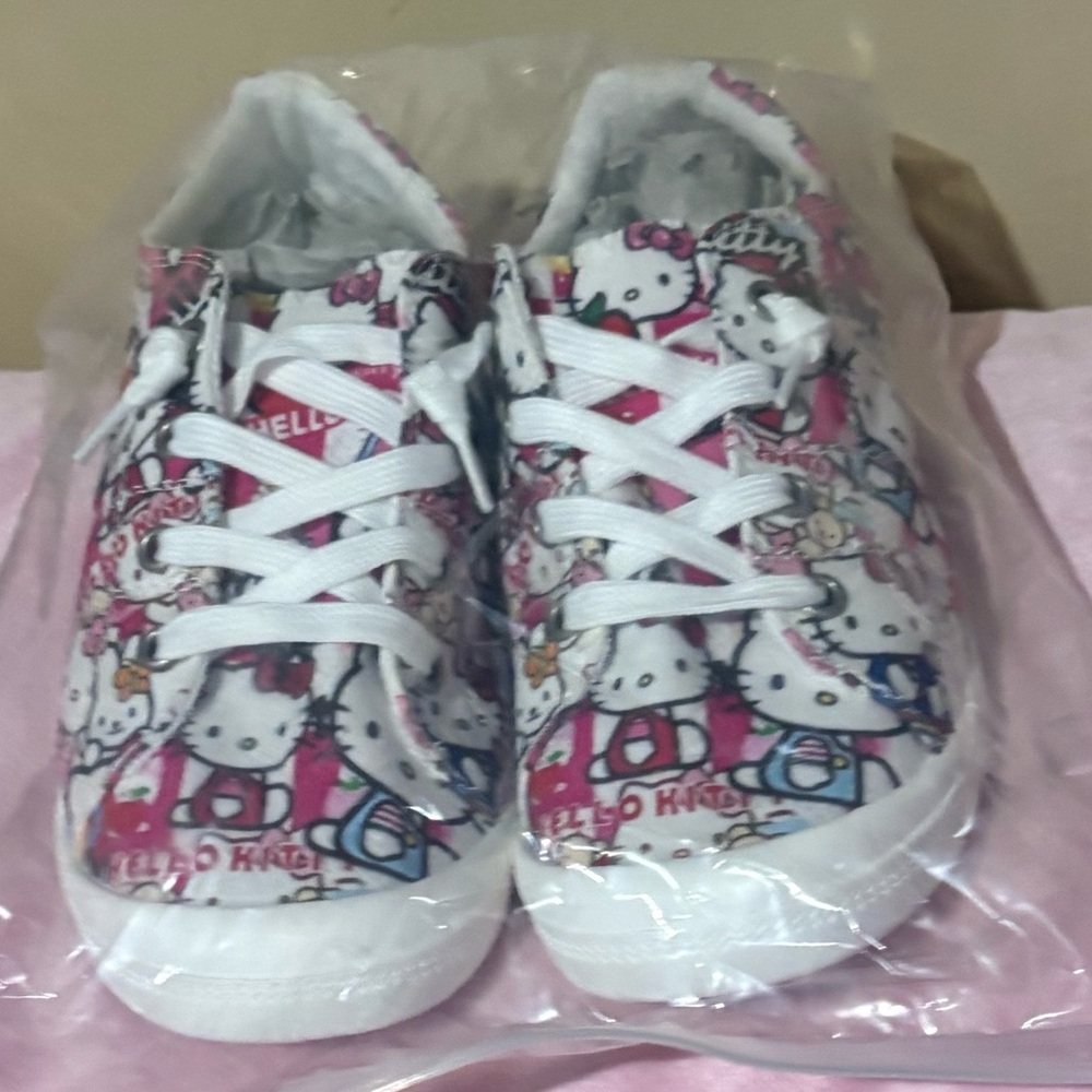Hello Kitty slip on Sneakers women’s 7/7.5 (38) New
